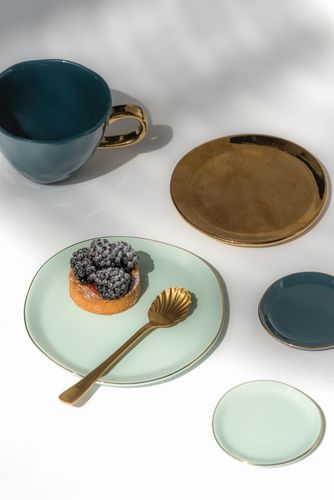 Warto zainwestować w kolorową ceramikę stołową, aby rodzinne posiłki wprawiały wszystkich w dobry humor od samego rana